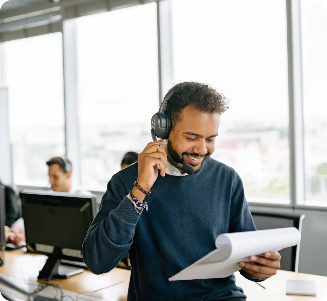 Un homme avec un casque