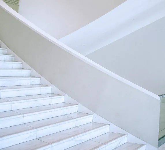 un escalier blanc