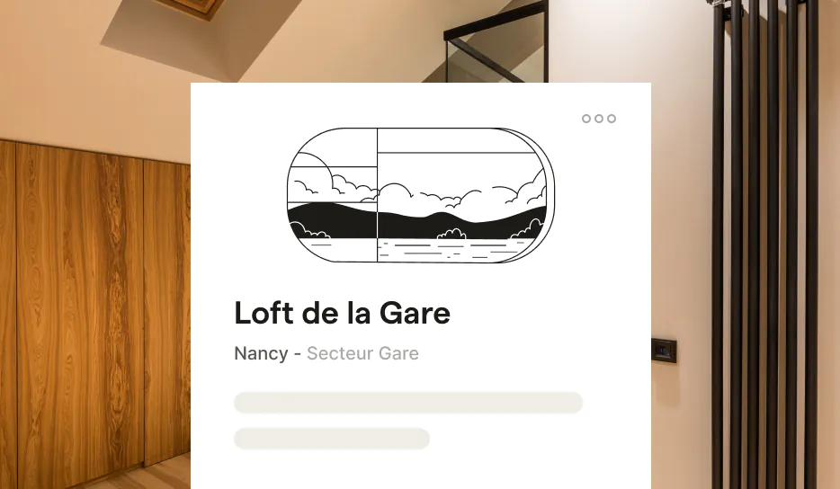 une salle de bain avec une baignoire et un plancher en bois