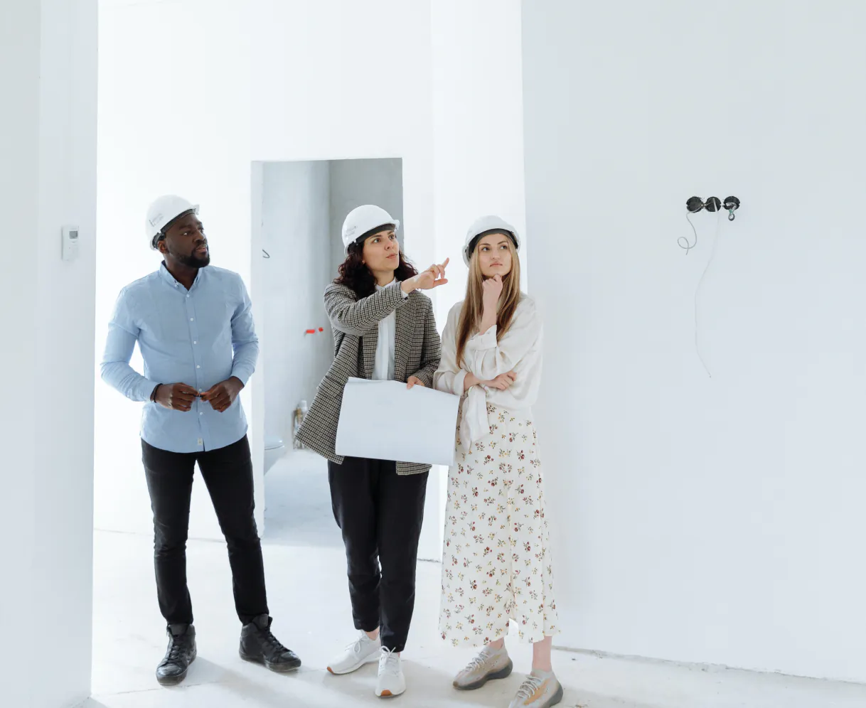 un groupe de personnes debout dans une pièce blanche